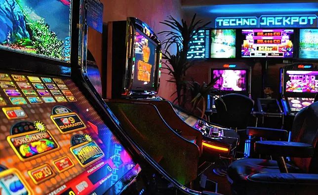 پاکستان میں Lucky Red Casino کا آن لائن کیسینو سیکشن کھولیں۔